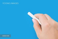 Hand with chalk writing on blackboard - 당신의 크리에이티브 파트너, 이미지사이트 윤익이미지 YOONIQ Images RF #208521495