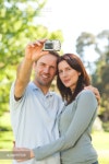 Photo Park(포토박) | Couple taking a photo of themselves in the park - 당신의 크리에이티브 파트너, 이미지사이트 윤익이미지 YOONIQ Images RF...