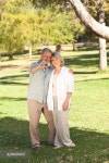 Photo Park(포토박) | Elderly couple taking a photo of themselves in the park - 당신의 크리에이티브 파트너, 이미지사이트 윤익이미지 YOONIQ...