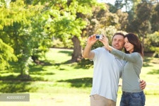 Photo Park(포토박) | Couple taking a photo of themselves in the park - 당신의 크리에이티브 파트너, 이미지사이트 윤익이미지 YOONIQ Images RF...