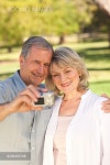 Photo Park(포토박) | Elderly couple taking a photo of themselves in the park - 당신의 크리에이티브 파트너, 이미지사이트 윤익이미지 YOONIQ...