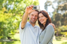 Photo Park(포토박) | Couple taking a photo of themselves in the park - 당신의 크리에이티브 파트너, 이미지사이트 윤익이미지 YOONIQ Images RF...
