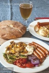 Table set with fried eggs, sausages, mushrooms, on - 당신의 크리에이티브 파트너, 이미지사이트 윤익이미지 YOONIQ Images RF...