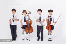 기초와창의리얼아이교육학원 | Four elementary school students in school uniforms standing with a classical musical instrument each - 당신의 크리에이티브...