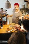 카페프리오더(CAFE FREE ORDER) | People ordering at cafe counter - 당신의 크리에이티브 파트너, 이미지사이트 윤익이미지 YOONIQ Images RF #216432375
