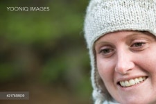 클로즈닡close-knit | A close up of a woman wearing a knit hat while smiling in the outdoors. - 당신의 크리에이티브 파트너, 이미지사이트...