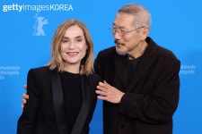 < 연예 < 기사본문 - 오토트리뷴 "김민희는 보이지도 않아"… 감독 홍상수, 영화제에서 옆자리 꿰찬 유명 ...