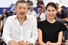 < 이슈 < 연예 < 기사본문 - 오토트리뷴 "벌써 금수저 예약"... 홍상수, 김민희와 아이 먹여살릴 재산...