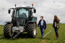 Farmer Stewart Chapman walks Catherine Duchess Cambridge 에디토...