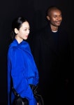 패션엔 :: 서현진, 밀라노 사로잡은 코발트 블루! 비대칭 헴라인 드레스룩 자태 서현진, 밀라노 사로잡은 코...