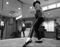 마이클 잭슨 전기 영화 주인공 맡은 배우 춤연습 사진 | 키노라이츠 커뮤니티