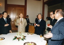 어색했던 대통령 5명의 첫 만남