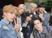 Pin page Pin by 최산 on wei | Official, Twitter