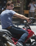 actor Tom Cruise, en moto, durante la recreación de una esce...
