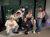 Pin page Pin by 유나 한 on Travis Japan in 2024 | Hollywood, Ja...