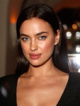 Irina Shayk | 헤어 메이크업, 메이크업, 배우