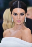 Met Gala Kendall Jenner | 헤어스타일, 헤어 메이크업, 메이크업