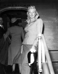 Marilyn Monroe boarding a plane | 배우, 마릴린 먼로, 영화