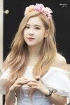 로제에 있는 임수호님의 핀 | 핑크, 장미, 가수