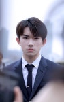 Jackson 易烊千玺에 있는 LeO님의 핀 | 가수