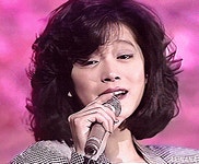 Akina Nakamori 中森明菜에 있는 Diego Alcaraz님의 핀 | 유명인사