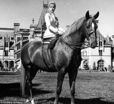 Famous actress riding sidesaddle! Who is she? | 그레이스 켈리