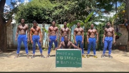 근육질 아저씨들이 아리사 생일을 축하해주는avi