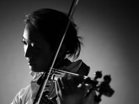 바이올린으로 부드럽게 말하기 – 스와나이 아키코가 연주하는 브람스 - 지니