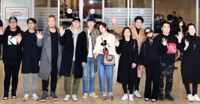 ‘오스카 4관왕’ 합작 배우들 금의환향… 봉준호는 美서 ‘기생충’ 드라마 논의 | 한국일보 오스카 휩쓴 영화...