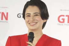 더쿠 - 호란 치아키, 연수입은 추정 3억! 보도 캐스터인데 이례의 CM 계약 수를 갖는 이유