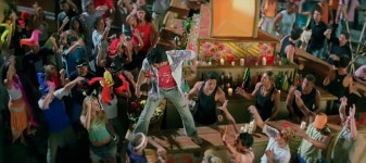 더쿠 - 인도에서도 춤 잘추기로 유명한 배우와 뚝딱이로 유명한 배우