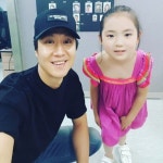 ‘득녀’ 정우, 아역배우와 다정 셀카 눈길…‘김유미 주니어’ 딸바보 예약 - 아시아투데이 ‘득녀’ 정우, 아...