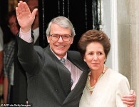 익스트림무비 - 넷플릭스 ‘더 크라운 5’ 존 매이저 총리로 분한 조니 리 밀러 첫 모습