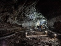 만장굴 동굴 내부의 복도는 용암의 흐름을 볼 수있는 조명이 있습니다. 대한민국 제주도. | 프리미엄 사진