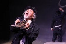 기다린다 고로 존재한다…삶의 의미를 묻는 연극 두 편 | 한국경제 "기다린다 고로 존재한다"…삶의 의미를 묻...