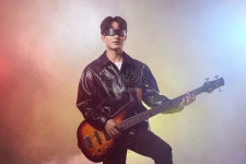 다채로운 창의 남성 가수 베이스