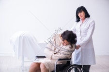 젊은 남성 환자를 방문하는 늙은 여성 정신과 의사 - 사진 사진 무료 다운로드 - Lovepik 젊은 남성 ...