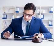 사무실에 앉아 있는 젊은 변호사 판사의 사진