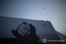 칸영화제 개막 앞두고 걸린 배우 카트린 드뇌브 포스터 | 연합뉴스