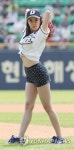 시구하는 영화배우 레이 | 연합뉴스