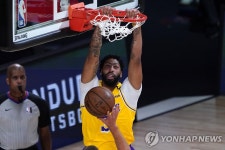 덩크슛하는 LA 레이커스의 데이비스 | 연합뉴스