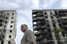 우크라 방문해 전쟁 참상 확인하는 배우 리브 슈라이버 | 연합뉴스