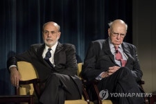 전직 연준 의장 벤 버냉키와 폴 볼커 | 연합뉴스