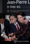 핸드프린팅 하는 장 피에르 레오 | 연합뉴스