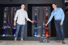 시연하는 존 처칠 부사장 | 연합뉴스