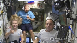 지상 관제센터와 교신하는 러시아 우주영화 촬영팀 | 연합뉴스