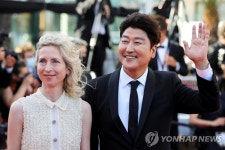 칸 영화제서 예시카 하우스너와 시사회 참석하는 송강호 | 연합뉴스