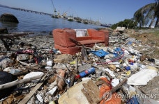 <올림픽> "쓰레기 때문에 메달 놓쳤어!" 브라질 요트 선수 분통 | 연합뉴스