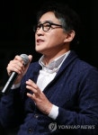 취재진 질문에 답하는 박윤희 배우 | 연합뉴스
