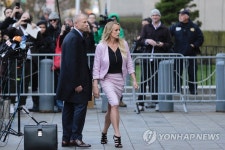 법원 떠나는 포르노 여배우 스토미 대니얼스 | 연합뉴스